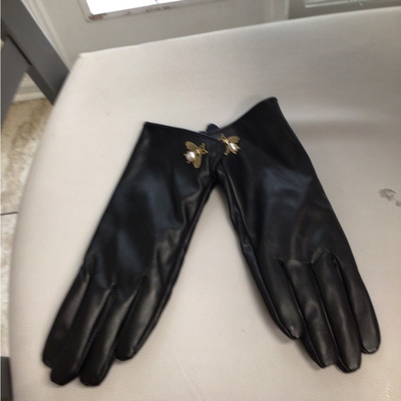 Elegant Black Leather Gloves with Gold Accents - Picture 1 of 9